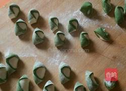 双色香芹饺子的做法图解2