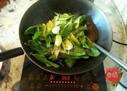 油菜炒腊肠的做法图解2