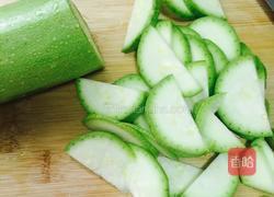 酸辣西葫芦香肠的做法图解1