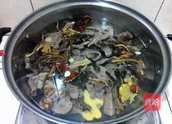 菜干南北杏煲猪肺汤的做法图解6