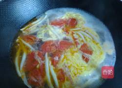番茄海鲜菇蛋花汤的做法图解5
