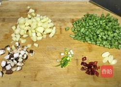 香辣豆角土豆丁的做法图解2