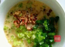 Illustration of how to make seaweed, carrot, green pepper, egg and mushroom sandwich 7