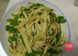 青椒炒豆皮的做法图解3