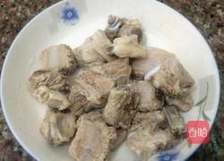 胡萝卜排骨汤的做法图解1