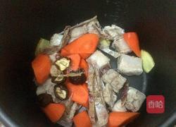 胡萝卜排骨汤的做法图解4