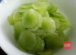 莴笋鱼片汤的做法图解1