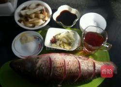 红酒蘑菇炖鲤鱼的做法图解1