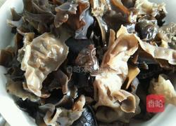 洋葱炒木耳的做法图解2