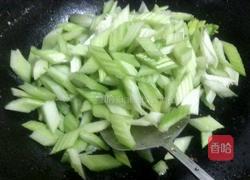 西芹炒腰果的做法图解7