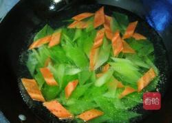 莴笋炒胡萝卜木耳肉的做法图解6