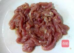 韭菜花炒瘦肉的做法图解4