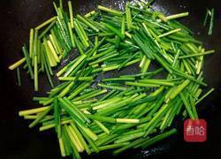 韭菜花炒瘦肉的做法图解6