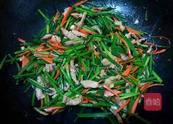 韭菜花炒瘦肉的做法图解8