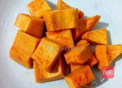 银耳南瓜枸杞糖水的做法图解2