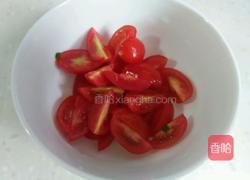 圣女果炒饭的做法图解3