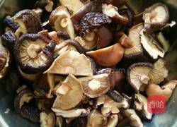 东北小笨鸡炖蘑菇的做法图解1