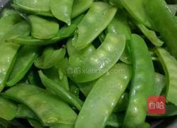 荷兰豆炒腊肠的做法图解1