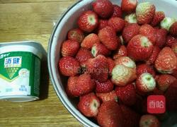 酸奶草莓大果粒的做法图解1