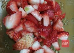 酸奶草莓大果粒的做法图解2