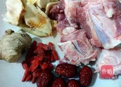 土茯苓筒骨汤的做法图解1