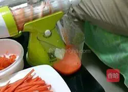 Illustration of how to make carrot and egg pancakes 1