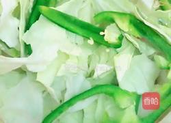 清爽小菜青椒包菜炒培根的做法图解1