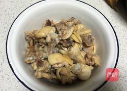 榛蘑冬笋炖三黄鸡的做法图解1