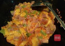 胡萝卜炒五彩面片的做法图解4