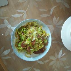 包菜炒香肠的做法[图]