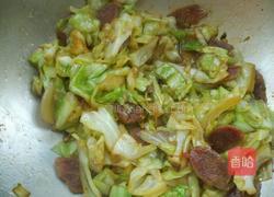包菜炒香肠的做法图解7