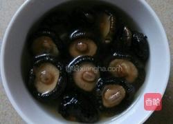 黑菇焖鸡翅的做法图解1