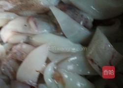 蒜苔炒鱿鱼的做法图解1