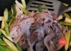 蒜苔炒鱿鱼的做法图解4
