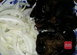双椒木耳洋葱的做法图解2