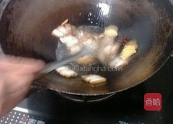 腊肉烧鳝鱼的做法图解3