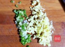 香菇胡萝卜肉馅烧麦的做法图解3