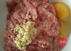 猪肉芹菜饺子的做法图解1