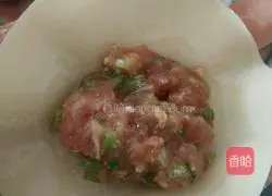 Illustration of how to make pork and celery dumplings 5