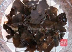 姜丝木耳蒸滑鸡的做法图解2