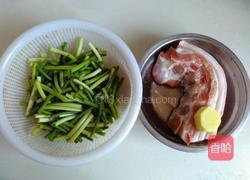 蒜苗烧肉的做法图解1