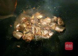 鹌鹑蛋红烧排骨的做法图解8