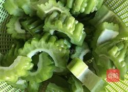 客家排骨咸菜苦瓜煲的做法图解1