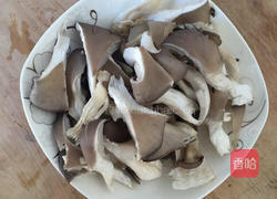 平菇蒜苗的做法图解1