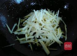 土豆炒鸡腿菇的做法图解3