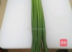 韭菜花炒烟熏肉的做法图解1