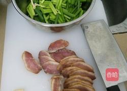 韭菜花炒烟熏肉的做法图解3