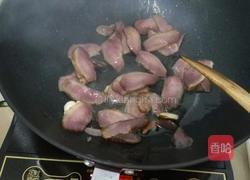韭菜花炒烟熏肉的做法图解4