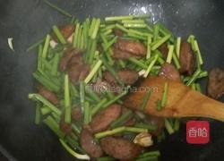 韭菜花炒烟熏肉的做法图解5