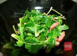菠菜香肠小炒的做法图解4